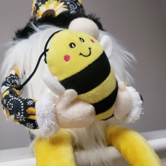 Bee decor Gnome w/stash compartment - Picture 3 of 11
